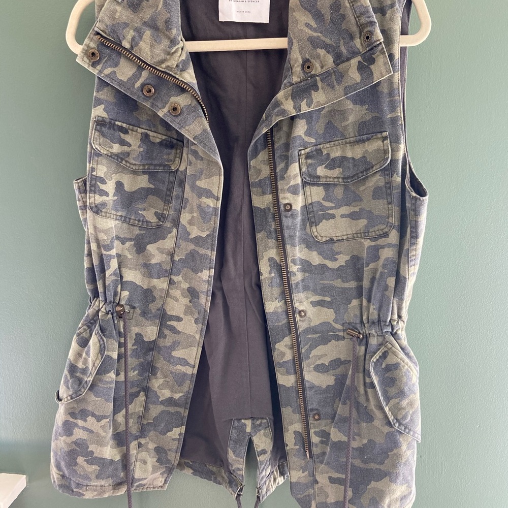Camo sleeveless jacket